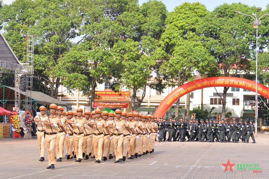 View - 	Đắk Lắk: Ra mắt lực lượng tham gia bảo vệ an ninh trật tự cơ sở.